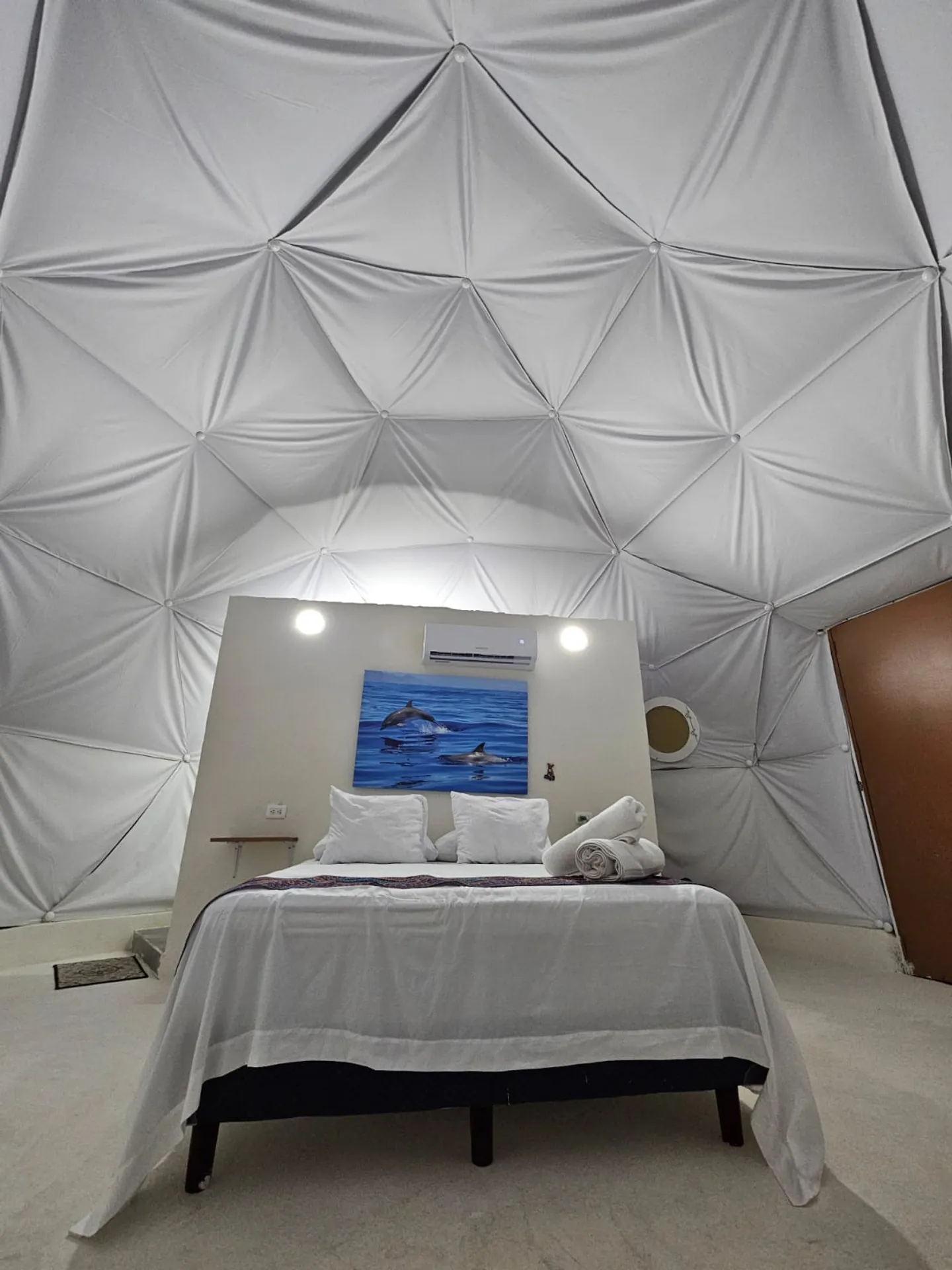 foto vertical profesional interior buena iluminacion cama techo